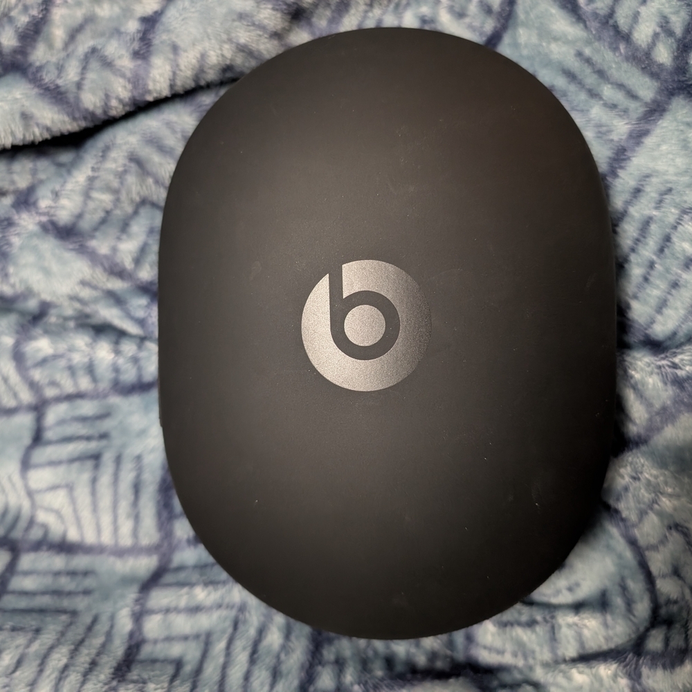 Beats Black Hard-Shell Headphone Case (EUC)